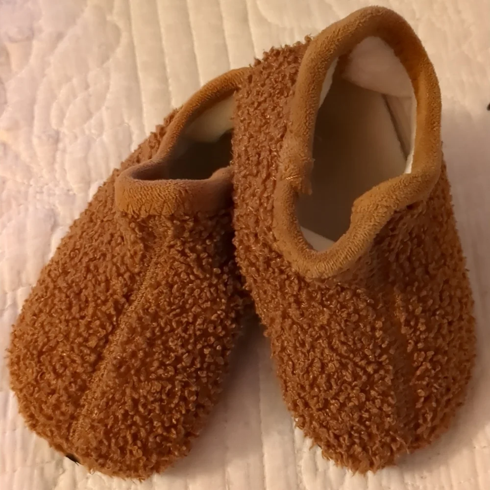 🤎 Brown Fuzzy Kids Slippers - Picture 3 of 6